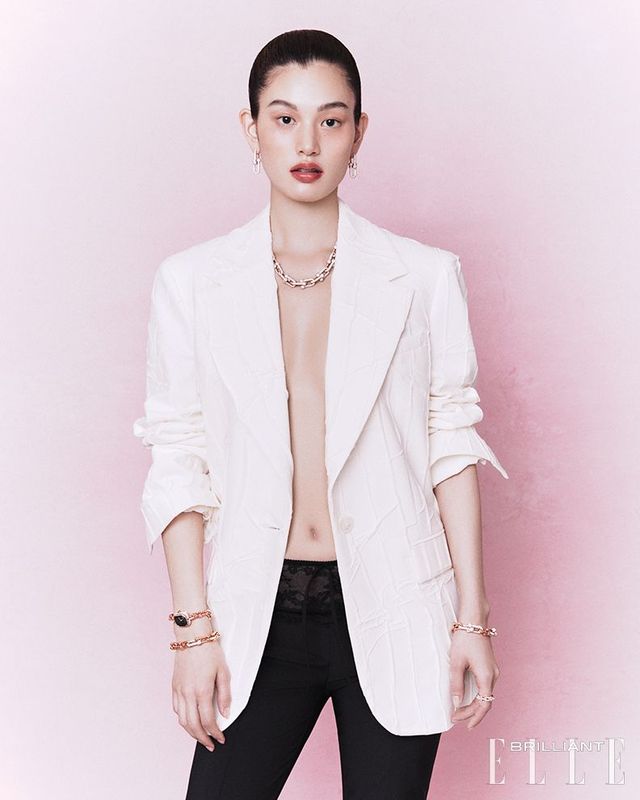 화이트 재킷, 팬츠는 모두 BLUMARINE.