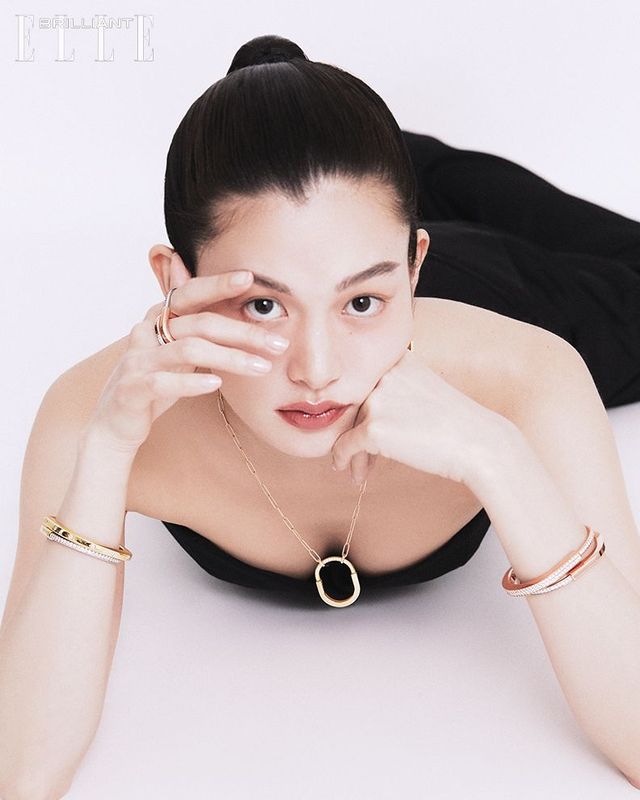 톱, 팬츠는 모두 스타일리스트 소장품. 