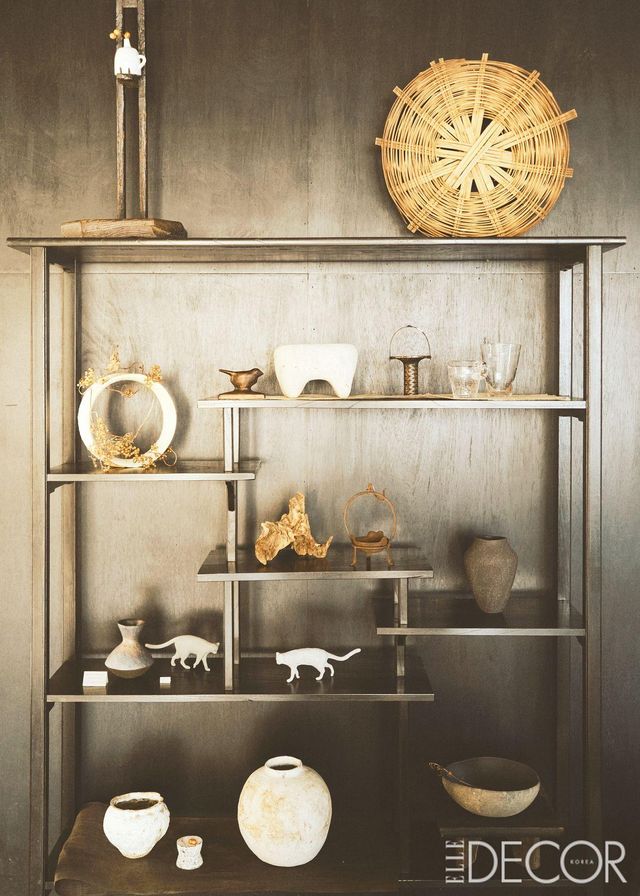 다양한 시간과 시대를 아우르는 사유집의 컬렉션이 선반을 채우고 있다.