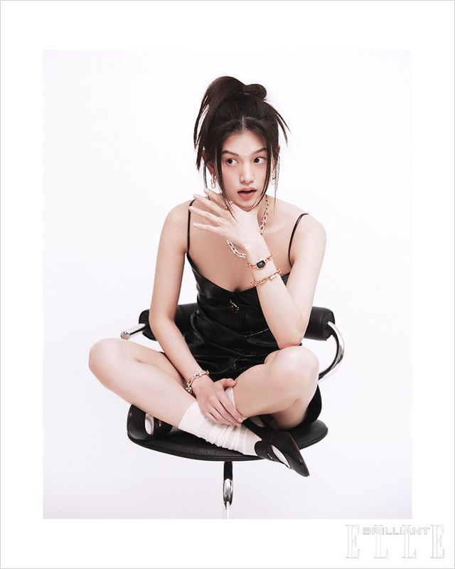 드레스는 COURREGES. 슬링백 슈즈는 TOD’S. 양말은 스타일리스트 소장품. 