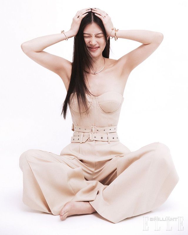 톱, 팬츠는 모두 (ROKH) x H&M. 