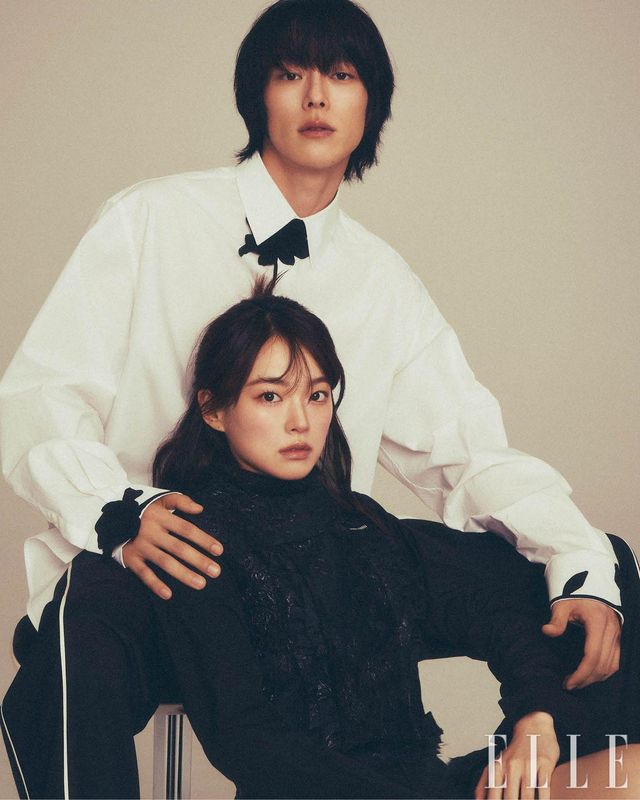 장기용이 입은 셔츠와 팬츠는 모두 Valentino. 천우희가 입은 러플 베스트와 셔츠, 팬츠는 모두 Miu Miu. 