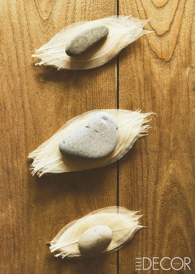 고무나무 잎의 엽록소를 제거해 말린 천연 거름망은 오브제로도 좋다. 