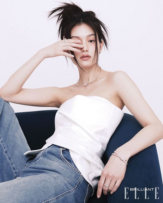 튜브톱은 SPORTMAX. 데님 팬츠는 BLUMARINE. 