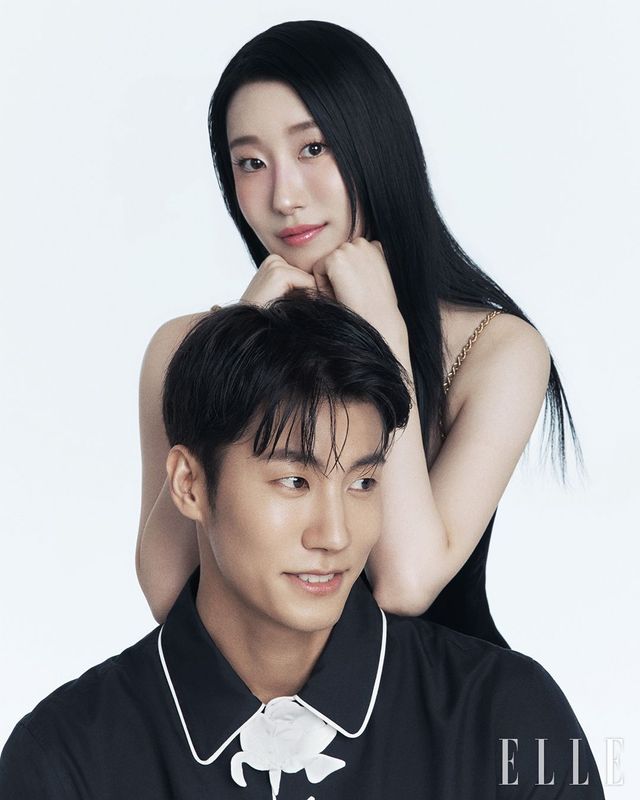 주연이 입은 블랙 드레스는 Ferragamo. 용우가 입은 셔츠는 Valentino. 