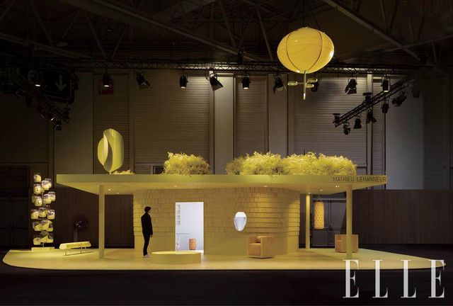 2024 파리올림픽 성화봉은 올림픽과 패럴림픽, 여성 선수와 남성 선수의 평등과 결속을 상징하는 대칭 디자인이 특징이다. 