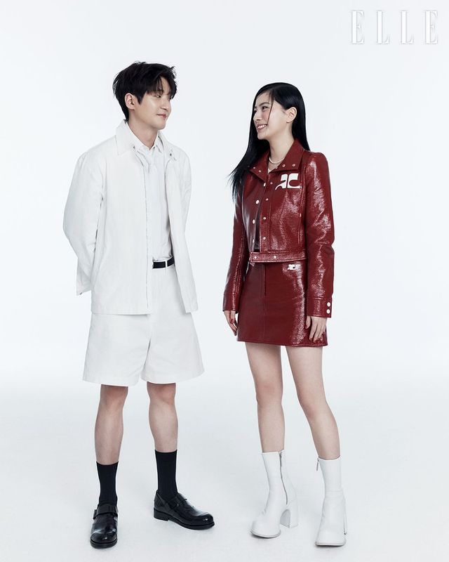 지원이 입은 재킷과 스커트는 모두 Courrèges. 핑크 슬리브리스 이너 웨어 톱은 Noirnine. 슈즈는 Charles & Kieth. 네크리스는 스타일리스트 소장품. 윤재가 입은 재킷과 셔츠, 팬츠, 타이는 모두 Valentino. 슈즈는 Stefan Cooke. 벨트는 스타일리스트 소장품.