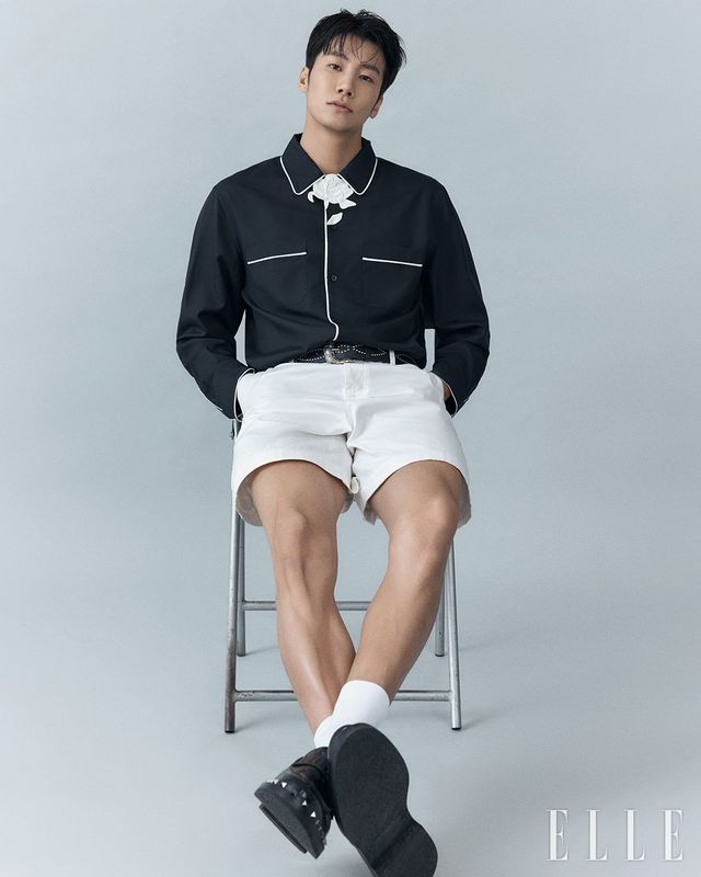 용우가 입은 셔츠와 팬츠는 Valentino. 슈즈는 Valentino Garavani. 삭스와 벨트는 모두 스타일리스트 소장품.