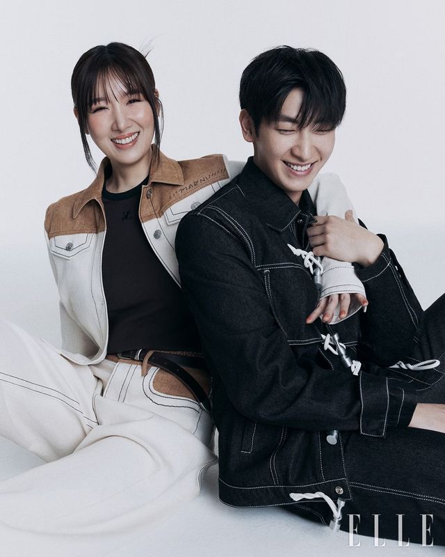 정섭이 입은 재킷과 팬츠는 모두 Neu_In. 반지는 Roaju. 윤하가 입은 재킷과 팬츠는 모두 Marni. 브라운 이너 웨어 톱은 Courrèges. 벨트는 스타일리스트 소장품.