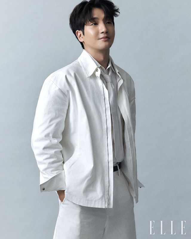 윤재가 입은 재킷과 셔츠, 팬츠, 타이는 모두 Valentino. 