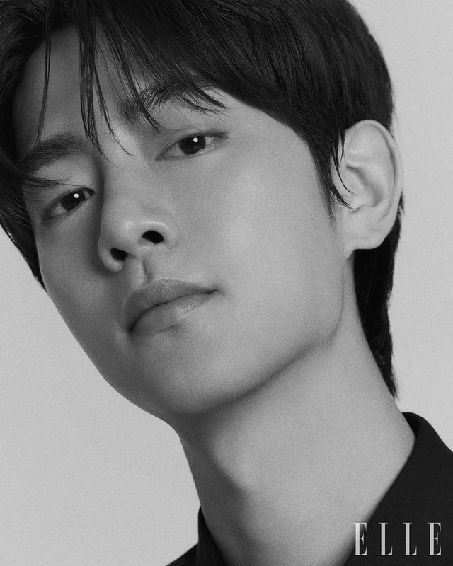 재형이 입은 셔츠는 Loewe. 