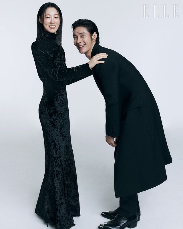 초아가 입은 블랙 롱 드레스는 Labeless. 슈즈는 Miu Miu. 이어링은 Roaju. 철현이 입은 롱 코트와 팬츠, 슈즈는 모두 Alexander McQueen.