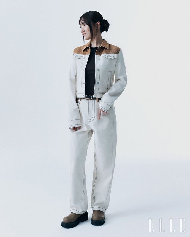 윤하가 입은 재킷과 팬츠는 모두 Marni. 브라운 이너 웨어 톱은 Courrèges. 벨트는 스타일리스트 소장품.