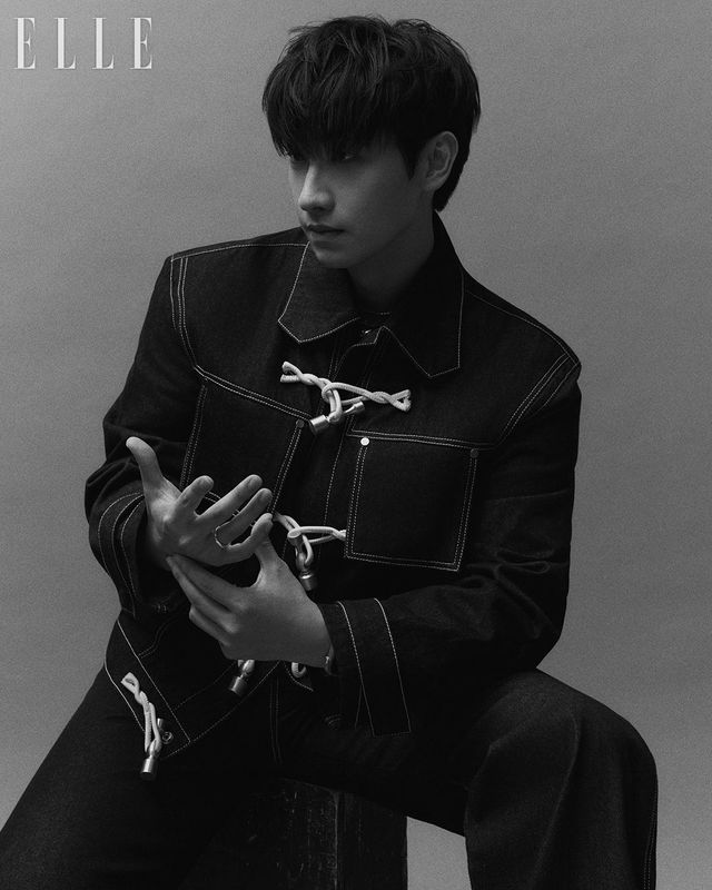 정섭이 입은 재킷과 팬츠는 모두 Neu_In. 반지는 Roaju. 