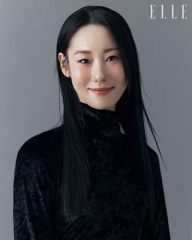 초아가 입은 블랙 롱 드레스는 Labeless. 