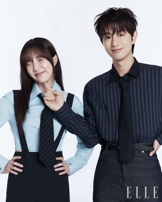 세승이 입은 셔츠는 Alexanderwang. 팬츠는 Claudie Pierlot. 타이는 스타일리스트 소장품. 재형이 입은 셔츠와 팬츠는 모두 Loewe. 타이와 벨트는 모두 스타일리스트 소장품.