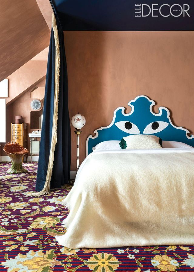 부드러운 프린지로 장식한 알칸타라 커튼을 달아 캐노피 침대를 재해석했다. 자투리 패브릭으로 디자인한 이탈리아 바로크 스타일의 침대 헤드보드와 부클레 쿠션은 제이피 드메이어 & 코. 램프는 겐트 수집품. 꽃을 형상화한 세라믹 의자는 토스카나에서 수작업으로 제작했다. 작은 서랍장 위에 놓인 테라코타 램프 ‘로메(Romé)’는 알렉스 가브리엘스(Alex Gabriels)가 디자인한 제품으로 세락스(Serax). 