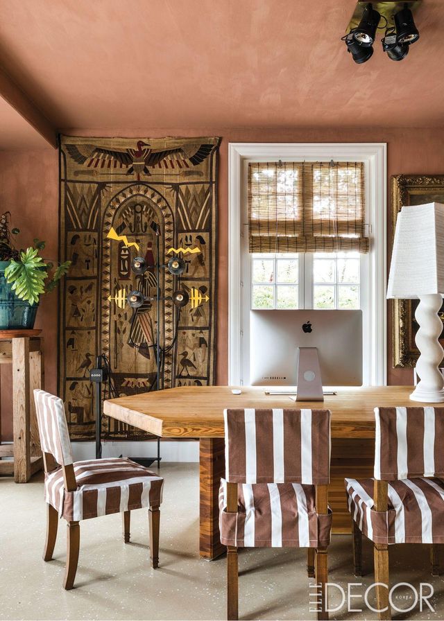 업무공간에는 코르트레이크에서 수집한 소나무로 만든 테이블과 빈티지 비치 패브릭으로 만든 커버를 씌운 앤티크 의자를 두었다. 테이블 위의 석고 램프는 장-필리프 드메이어가 디자인하고 브루게의 장인이 제작했다. 그 뒤로 콤포르타에서 수집한 30년대 이집트풍 벽걸이 작품과 토마스 세루이스(Thomas Serruys)의 조명. 