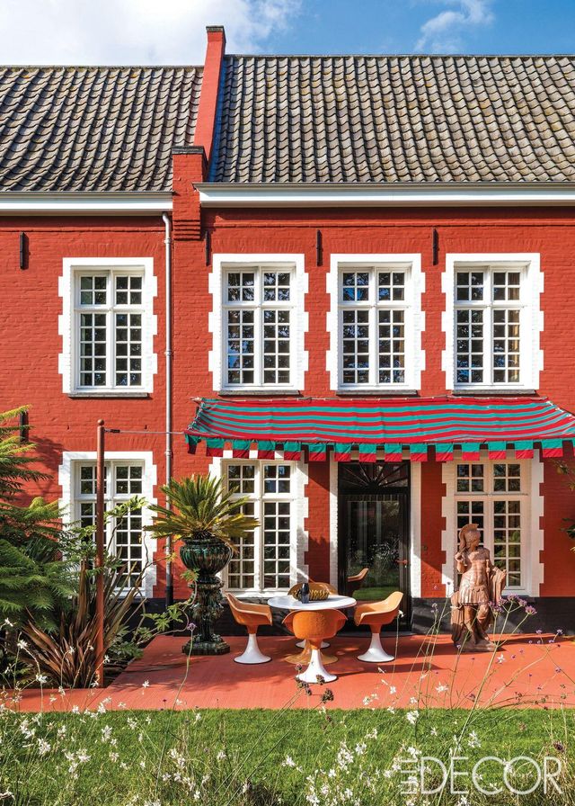 빈티지 비치 타월로 제작한 차양 아래 클레망 마시에(Clément Massier)가 디자인한 사자 문양의 세라믹 기둥과 화분, 겐트에서 수집한 60년대 테이블과 의자, 루베의 골동품 숍에서 수집한 로마 병사 조각상이 놓여 있다.