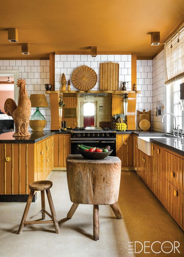 기존의 주방 하부장을 대나무 몰딩과 맞춤 제작한 플라워 모티프의 세라믹 손잡이로 꾸몄다. 네덜란드에서 수집한 19세기 목재 블록과 러스틱한 느낌의 스툴. 가스 오븐 레인지는 라캉슈(Lacanche). 수탉 장식품은 토스카나에서 테라코타로 제작한 수공예품. 