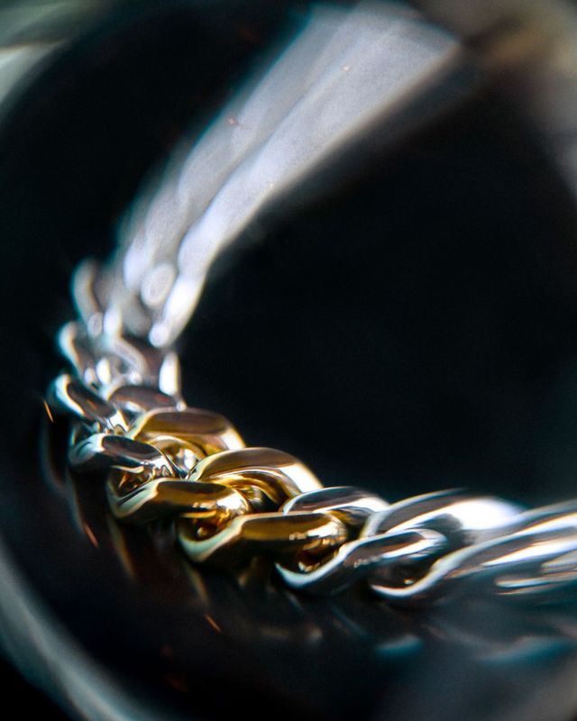 골드와 실버를 소재로 한 톰 우드의 입체적인 주얼리.