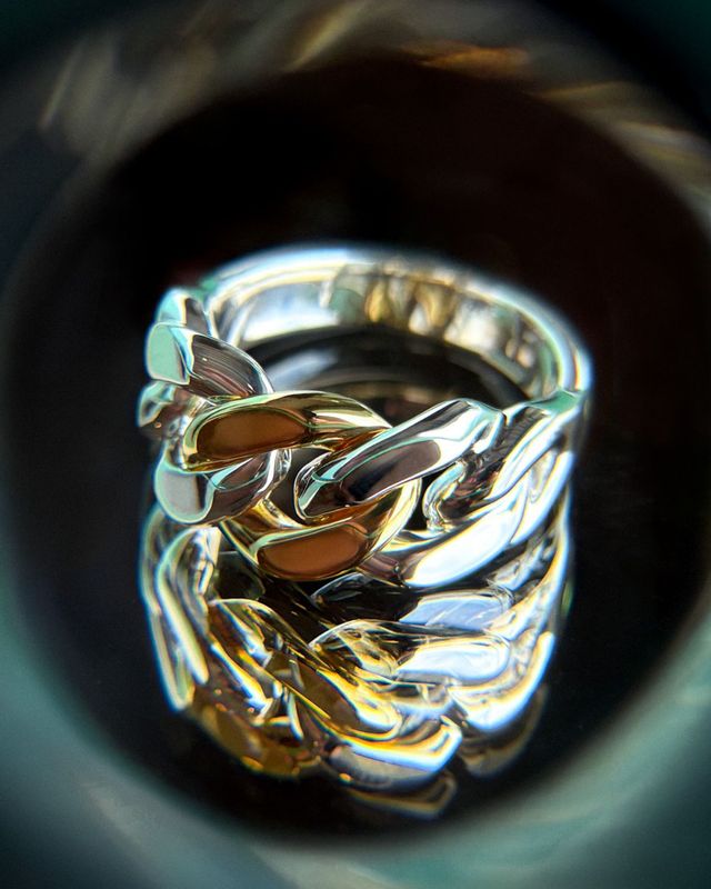 골드와 실버를 소재로 한 톰 우드의 입체적인 주얼리.