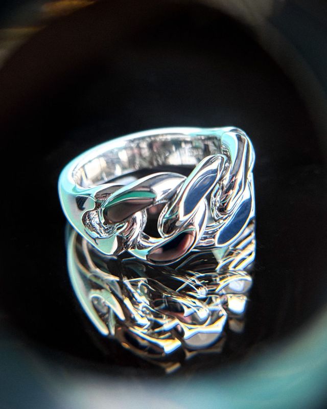 골드와 실버를 소재로 한 톰 우드의 입체적인 주얼리.