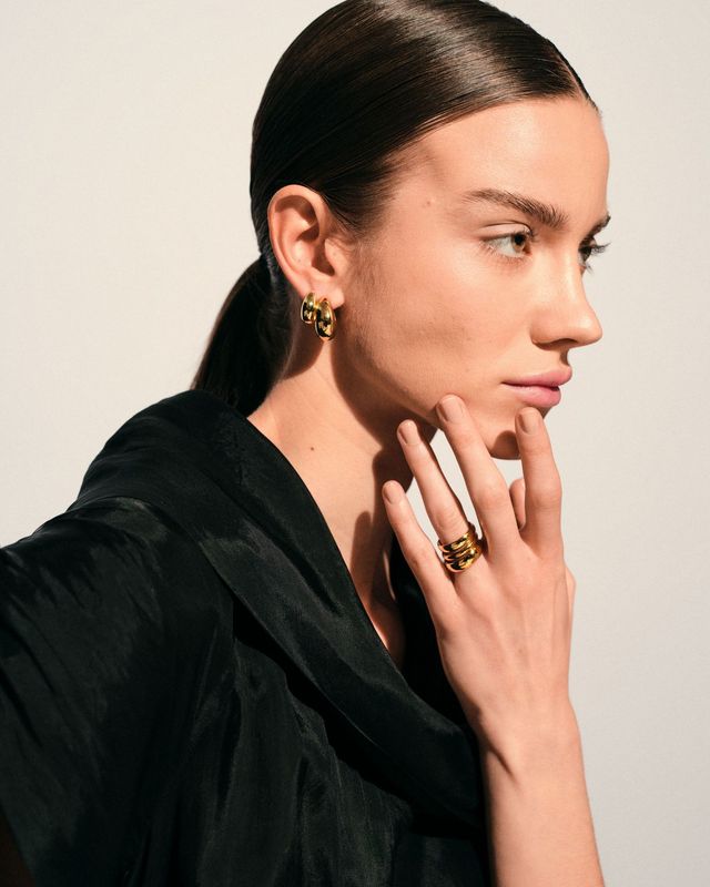 볼드한 주얼리를 선보이는 톰 우드의 캠페인.