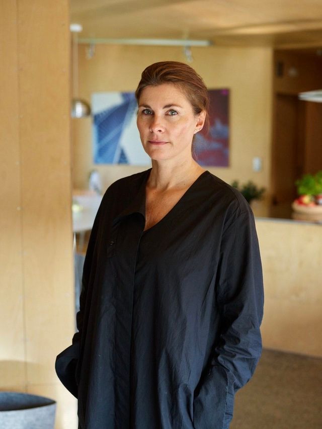 톰 우드의 창립자 모나 옌슨의 포트레이트.