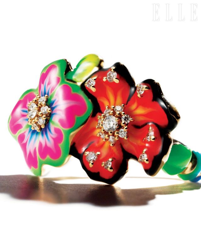 그린, 핑크, 레드, 블랙 등 선명한 컬러의 래커 마감에 다이아몬드를 세팅한 밀리 카니보라 컬렉션 링은 가격 미정, Dior Joaillerie.