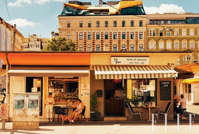 로컬 숍과 식당이 주민들과 뒤섞인 마켓은 그레첼의 중심이 된다. 카르멜리터 마켓의 전경. 