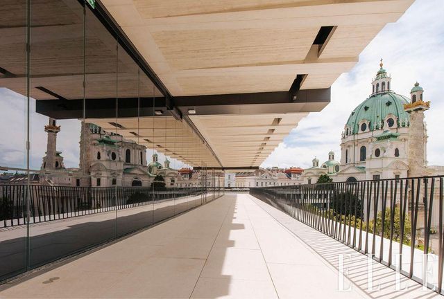 지난해 12월 레너베이션을 마치고 5년 만에 재개장한 비엔나 박물관의 테라스. 도시의 상징인 카를 성당의 거대한 돔이 보인다. 