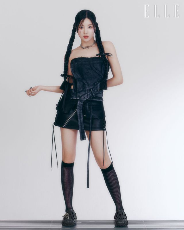 블랙 컬러 하이드로목 슈즈는 7만9천원 Merrell. 톱은 Ottolinger by SamplasxHomc. 스커트는 Notknowing. 네크리스는 Weird Market. 레이어드한 랩스커트와 삭스, 이어링, 링은 모두 스타일리스트 소장품.