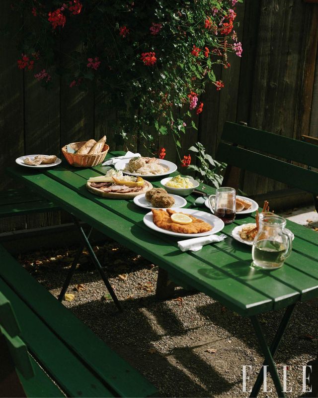 테라스에서 식사를 즐기는 것은 흔한 풍경. 전통 음식인 슈니첼과 오스트리아 와인을 곁들이길! 