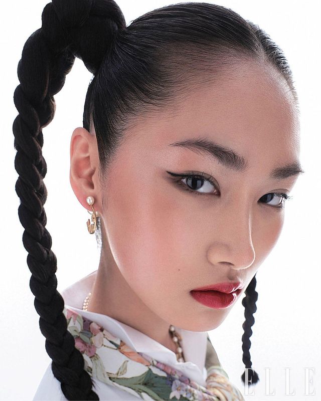 화이트 셔츠와 블랙 롱스커트, 실크 스카프와 액세서리는 모두 Dior.