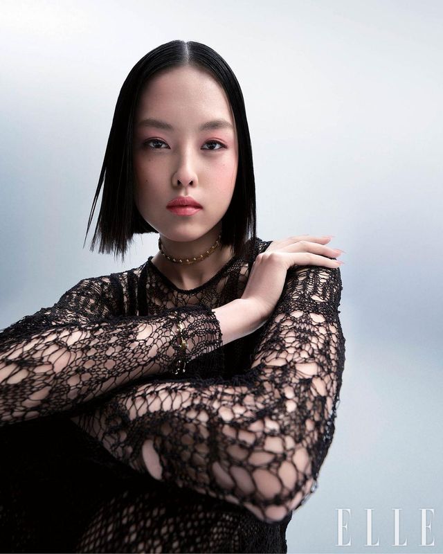 펀칭 레이스 톱과 롱스커트, 스트랩 드레스와 액세서리는 모두 Dior.