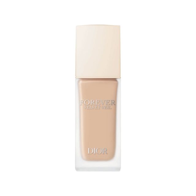 모공과 결점을 가려주는 디올 포에버 벨벳 베일 프라이머, 8만9천원대, 모두 Christian Dior Beauty.