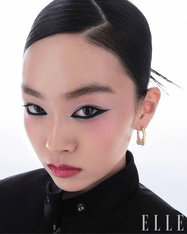 블랙 베스트와 데님 팬츠, 로퍼와 이어링은 모두 Dior.