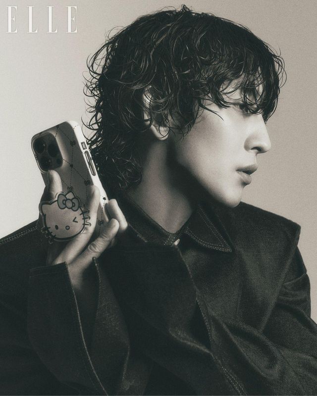 숄더 실루엣이 독특한 셔츠는 Prada. 키티 장식의 폰 케이스 액세서리는 High Cheeks x Sanrio.