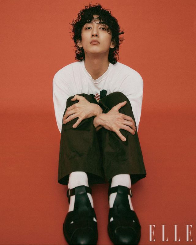 슈즈는 Tod’s. 팬츠는 Dolce & Gabbana. 톱과 삭스는 모두 스타일리스트 소장품.