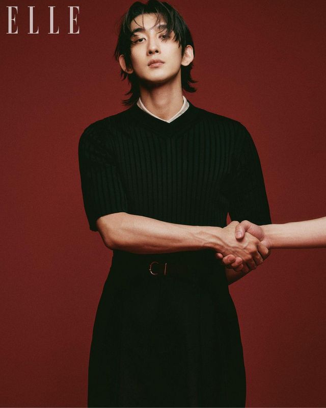 셔츠는 Junya Watanabe. 니트 톱과 팬츠, 벨트는 모두 Jil Sander.