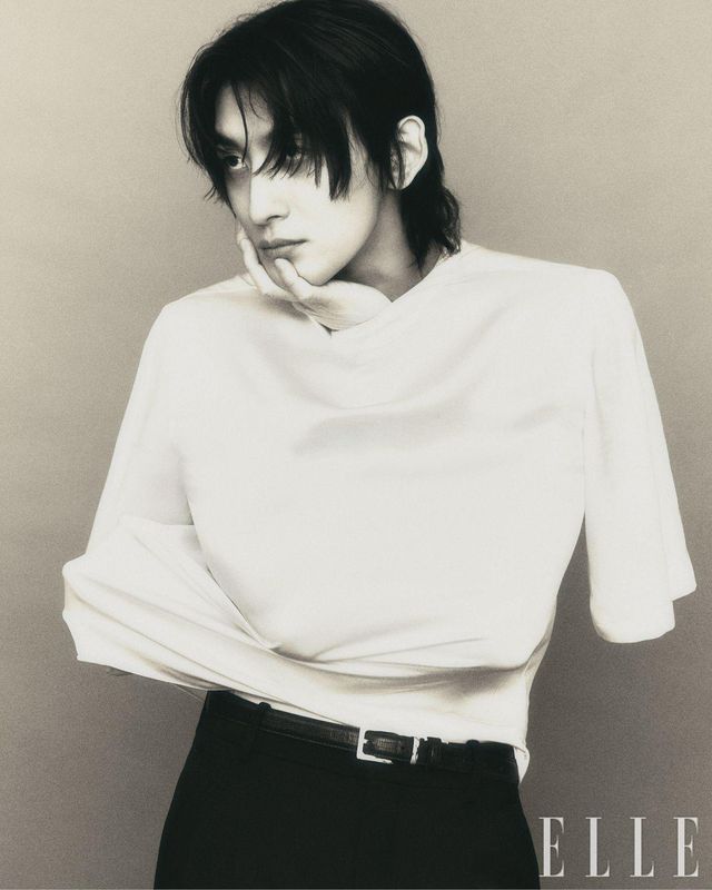 실크 톱과 팬츠는 모두 Saint Laurent by Anthony Vaccarello. 벨트는 스타일리스트 소장품.