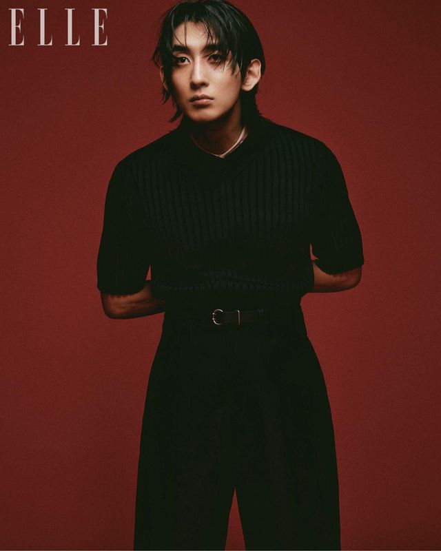 셔츠는 Junya Watanabe. 니트 톱과 팬츠, 벨트는 모두 Jil Sander.