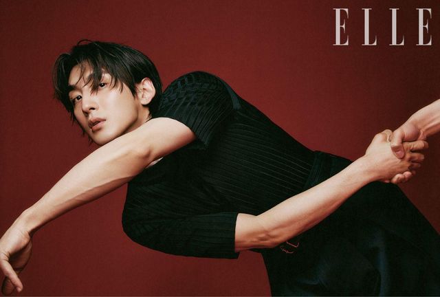 니트 톱과 팬츠, 벨트는 모두 Jil Sander. 레이어드한 반팔 셔츠는 Junya Watanabe.