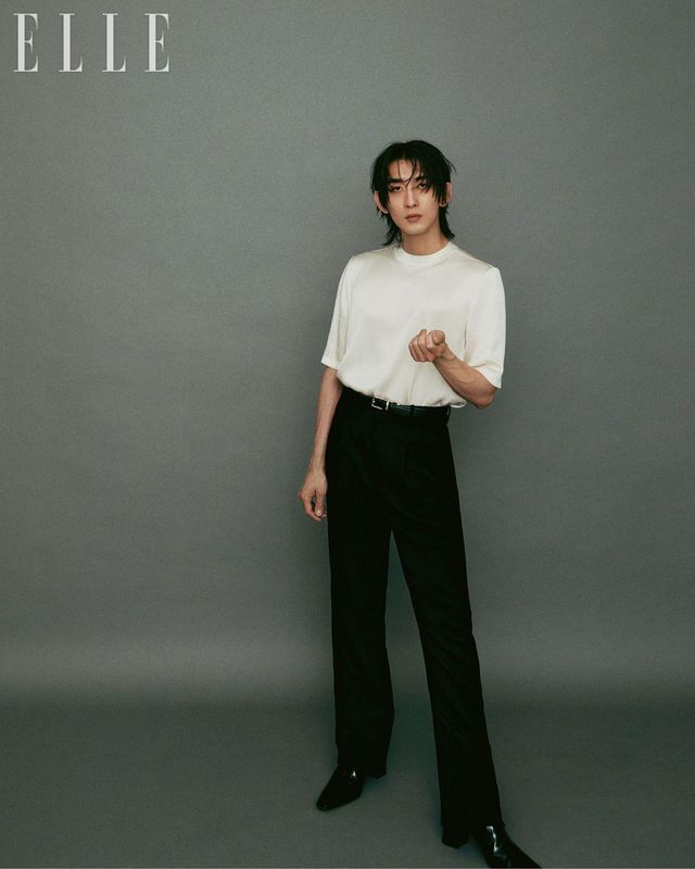 화이트 컬러의 실크 톱과 팬츠, 슈즈는 모두 Saint Laurent by Anthony Vaccarello. 