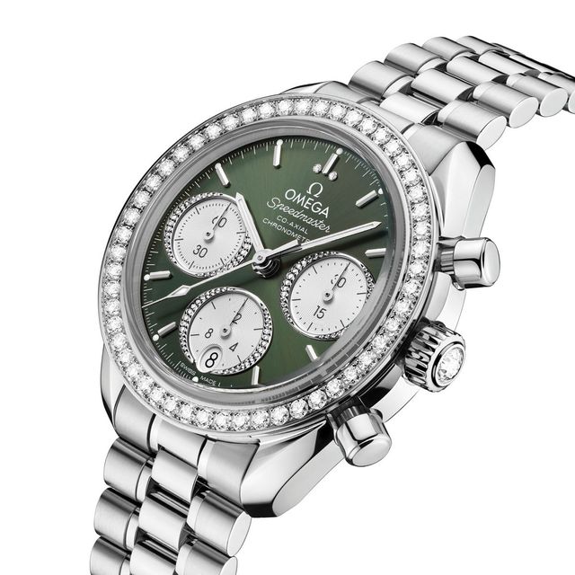 그린 다이얼에 스테인리스스틸 케이스를 적용한 스피드마스터 38 워치. 