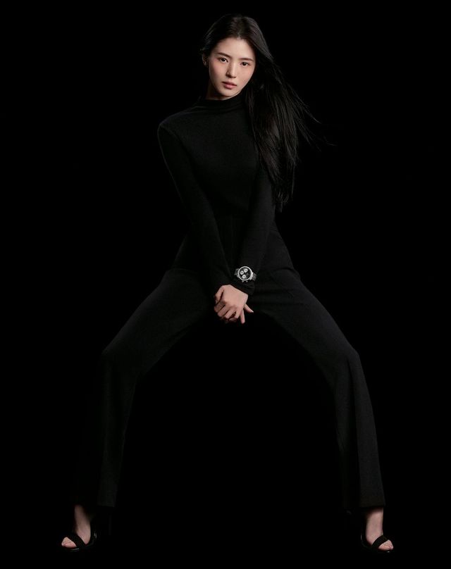 앰배서더 한소희와 카이아 거버가 함께한 캠페인 이미지.