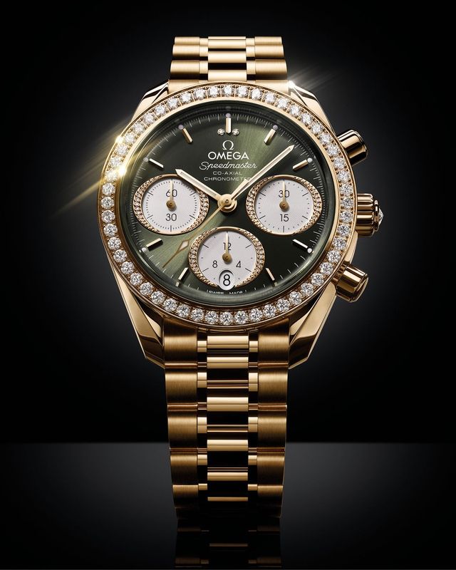  18K 문샤인™ 골드 케이스와 그린 다이얼을 조합한 스피드마스터 38 워치. 