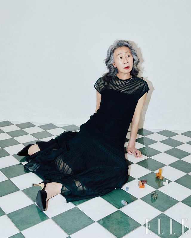 라운드 브릴리언트 컷 다이아몬드 세팅 ‘티파니 T, T1 하프 다이아몬드’ 네크리스와 ‘티파니 T, T1 후프’ 이어링, 검지에 착용한 ‘티파니 T, T1 네로우’ 링은 모두 Tiffany & Co. 트위스트 골지 드레스는 Alaïa. 블랙 펌프스는 스타일리스트 소장품. 