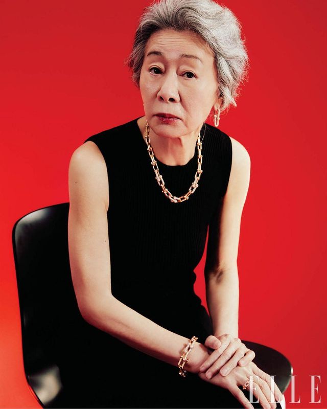 18K 로즈골드 ‘티파니 하드웨어 라지 링크’ 이어링과 파베 다이아몬드를 세팅한 ‘티파니 하드웨어 스몰 링크’ 링, 라운드 브릴리언트를 세팅한 ‘티파니 하드웨어 그레듀에이티드 링크’ 네크리스와 라운드 브릴리언트 컷 다이아몬드 세팅한 ‘티파니 하드웨어 라지 핑크’ 브레이슬릿은 모두 Tiffany & Co. 니트 드레스는 Jil Sander. 